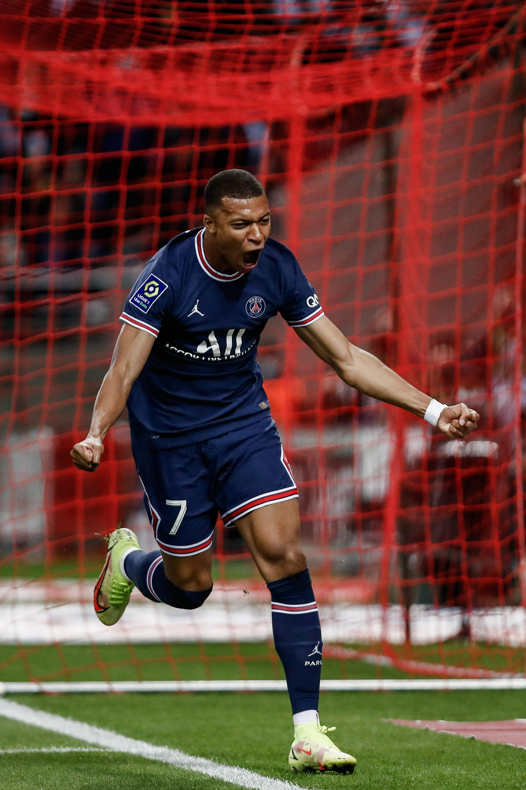 14场4球！19岁非洲中场天才新星横空出世，两大欧洲豪门都想签他（19岁非洲中场新星爆红：14战4球，两大欧洲豪门抢签）