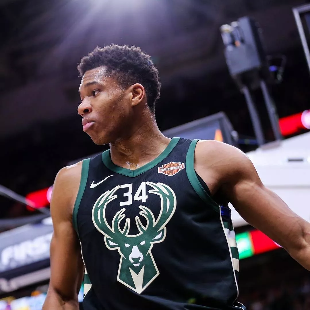 邦奇·威尔斯：篮球场上的传奇人物（邦奇·威尔斯：篮球界的传奇）