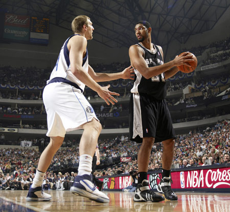 老将的作用！霍福德篮下送单臂大帽 随后快攻助攻巴特勒双手暴扣（老将风范！霍福德篮下单臂大帽，快攻助巴特勒双手暴扣）