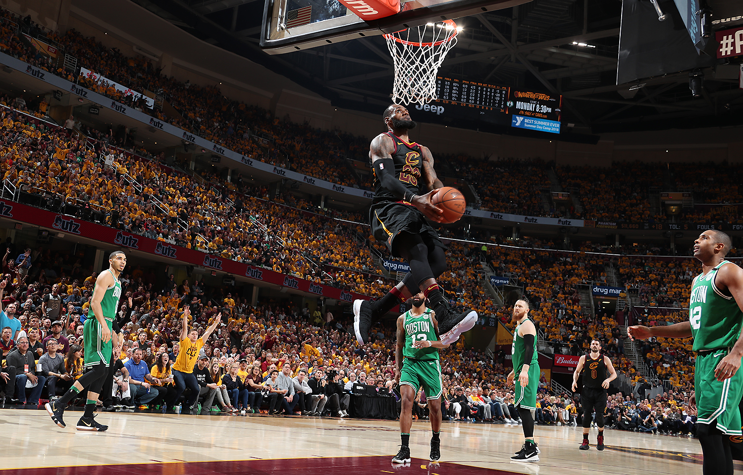 湖人全队齐心战胜快船（湖人众志成城击败快船）