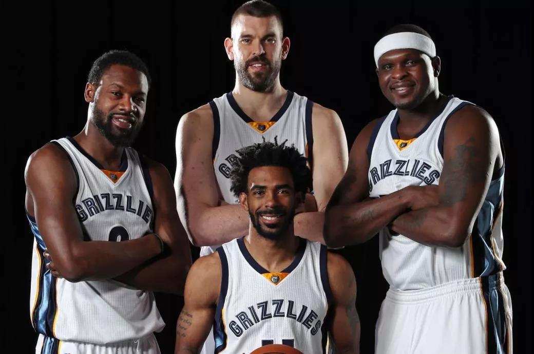 利物浦官网仅放萨拉赫抢圈训练图，未展示其与队友拥抱镜头（利物浦官网仅公布萨拉赫抢圈训练照片，未公开其与队友拥抱画面）