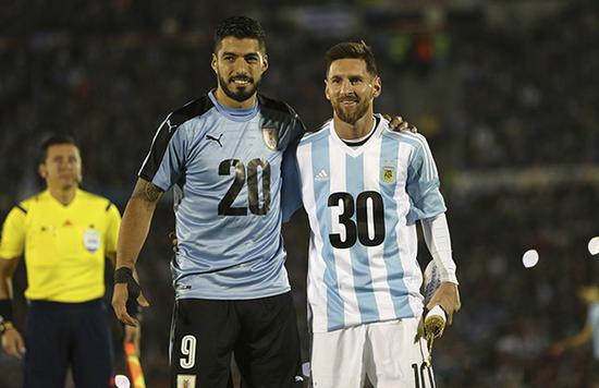 哈里·凯恩替补出场打入帽子戏法，五星拜仁轻松战胜斯图加特（哈里·凯恩替补戴帽，拜仁轻取斯图加特）