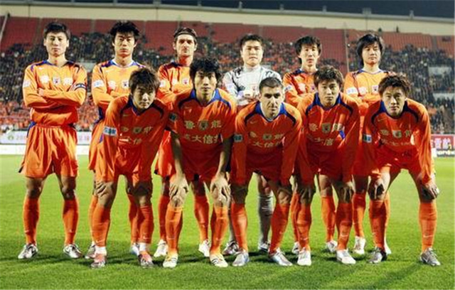 国米大胜升榜首！米兰中锋令人愁（国米大捷领跑联赛，米兰中锋令人担忧）