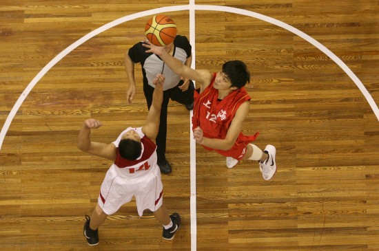 2分，又是2分！顶薪中锋被34岁老将羞辱，球迷嘲讽：这表现真的可以（又仅2分！顶薪中锋被34岁老将上课，球迷调侃：这水平可真行）