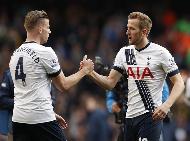 前锋关键时刻进球锁定胜利（前锋关键一击定胜局）