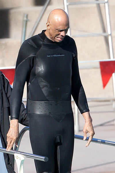 无解跳投太稳了！杜兰特4中0后连中6球 上半场砍下16分2助攻（杜兰特前四投全失后连中六球，无解跳投发威，半场轰下16分2助攻）