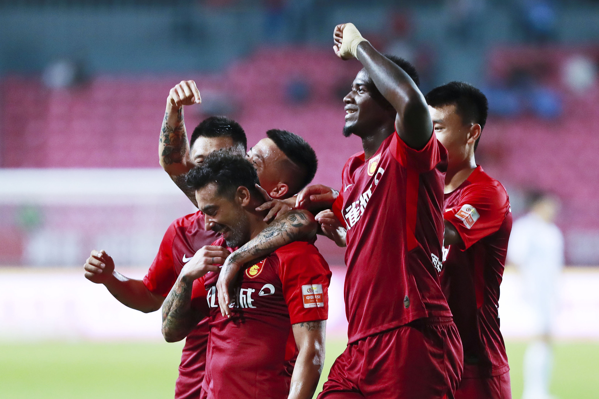 足球转会窗最新交易完成名单（足坛转会窗最新成交一览）