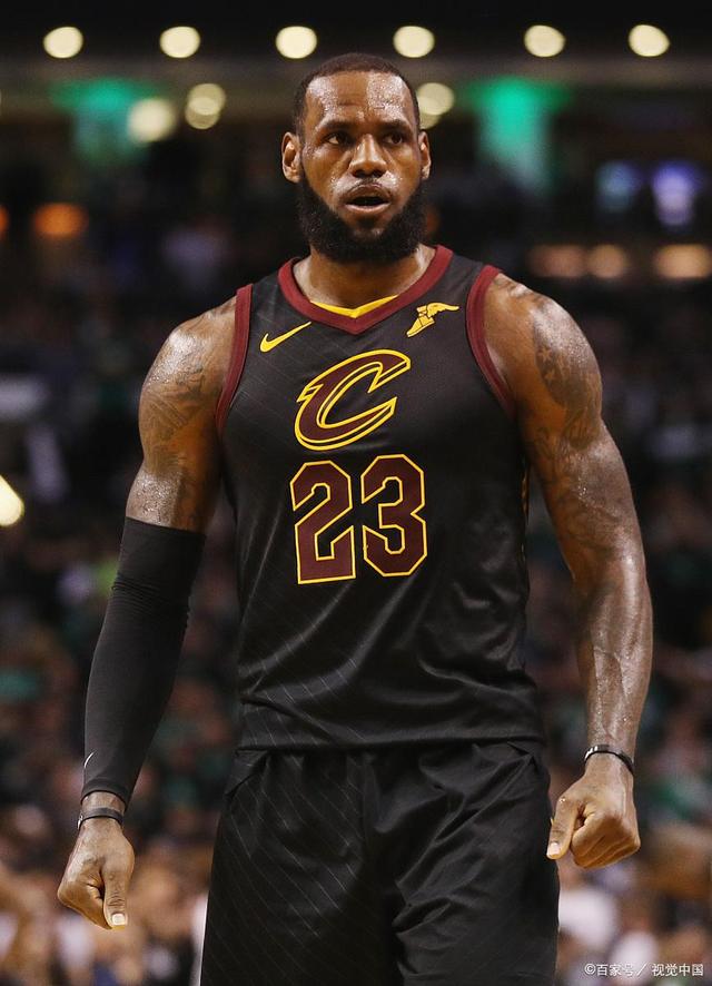 念念有词！贺希宁反击一条龙打进漂亮拉杆上篮 抱怨判罚吃T（嘴上不停！贺希宁快攻一条龙上演精彩拉杆上篮 因抱怨判罚吃到技术犯规）