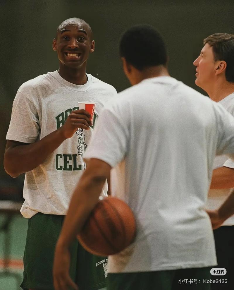 每体：卡萨多在与巴萨进行续约谈判，但他的顺位已经下降（每体：卡萨多与巴萨续约谈判进行中，但其队内顺位已下滑）