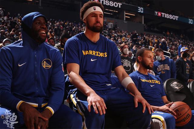 翟晓川断球反击，展现篮球运动员的瞬间爆发力（翟晓川抢断快攻，尽显篮球运动员瞬时爆发力）