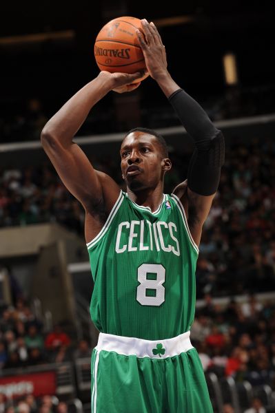 手上有活儿！东契奇追身转身撤步三分 迎着防守人稳稳命中（技术拉满！东契奇追防转身后撤步三分，顶着防守稳稳投进）