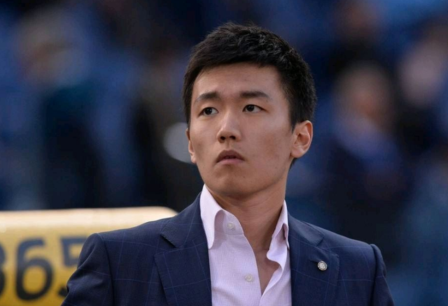 独行侠新太子？赛后众多球迷等待弗拉格签名合影（独行侠未来门面？赛后球迷蜂拥等弗拉格签名合影）