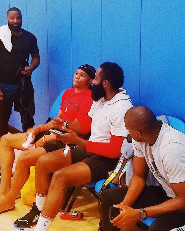 班凯罗半场表现抢眼，成为球队关键球员（班凯罗半场高光，化身球队关键先生）