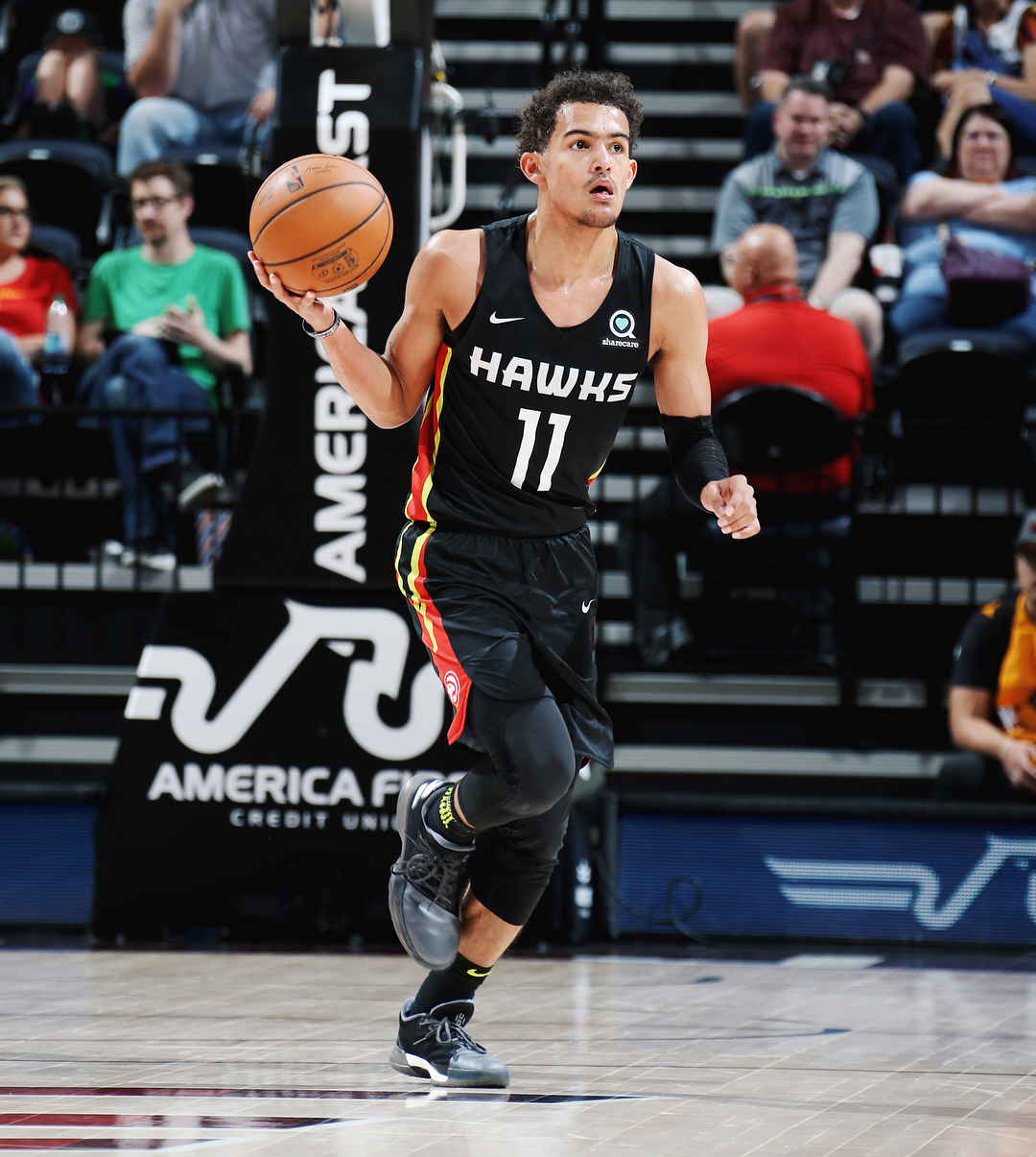 湖人詹姆斯关键三分锁定胜利（詹姆斯命中关键三分，助湖人锁定胜局）